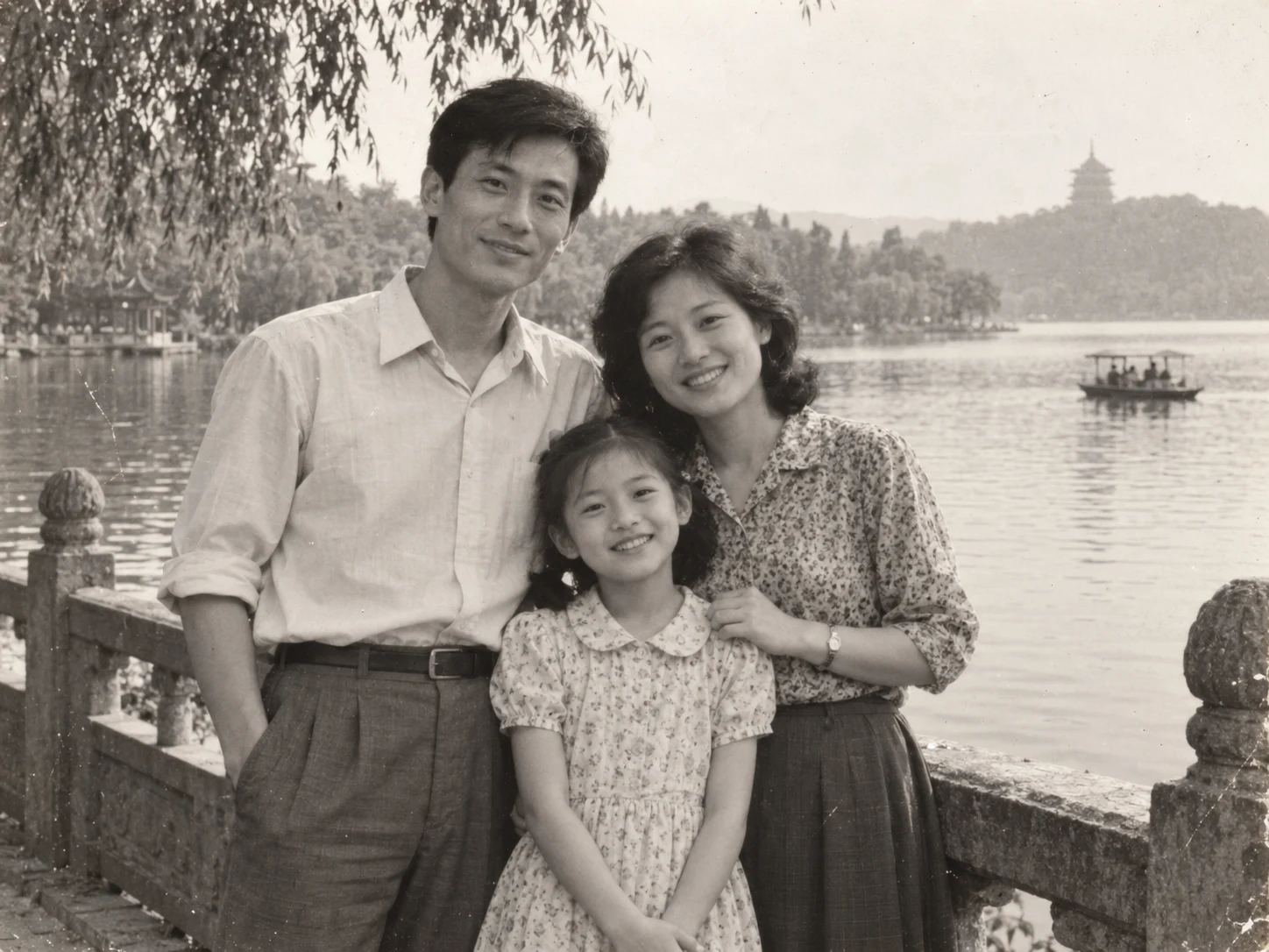 1986年的虚构家庭合影，夫妇与女儿站在湖畔